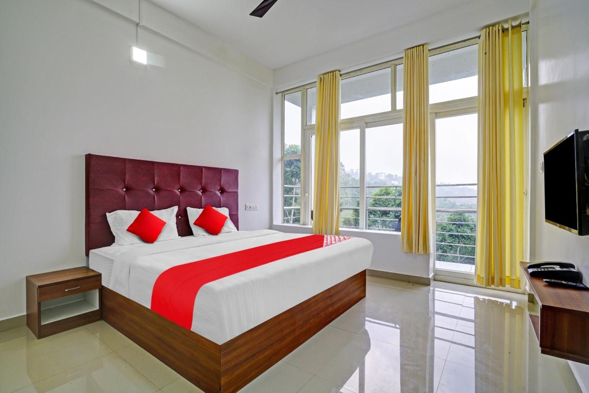 Oyo Flagship 81260 Star Lights Hotel Munnar Eksteriør billede