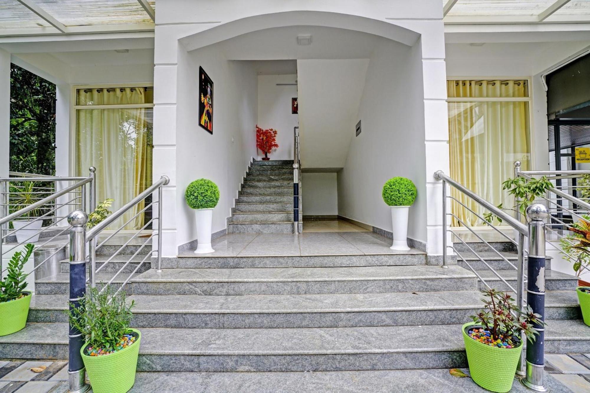 Oyo Flagship 81260 Star Lights Hotel Munnar Eksteriør billede